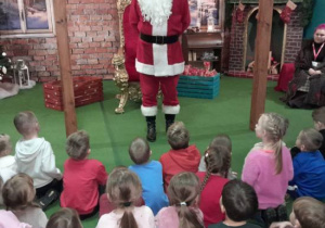 Dzieci korzystają z atrakcji na wycieczce do Kołacinka.