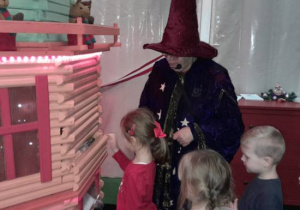 Dzieci korzystają z atrakcji na wycieczce do Kołacinka.