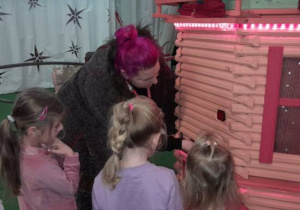 Dzieci korzystają z atrakcji na wycieczce do Kołacinku.