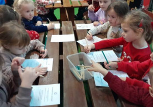 Dzieci korzystają z atrakcji na wycieczce do Kołacinka.