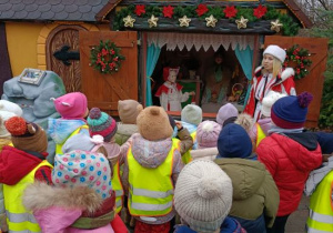 Dzieci korzystają z atrakcji na wycieczce do Kołacinka.