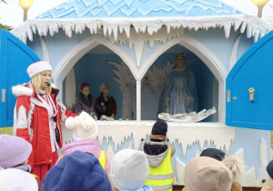 Dzieci korzystają z atrakcji na wycieczce do Kołacinka.