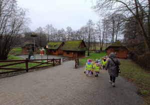 Dzieci korzystają z atrakcji na wycieczce do Kołacinka.