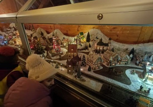 Dzieci korzystają z atrakcji na wycieczce do Kołacinka.