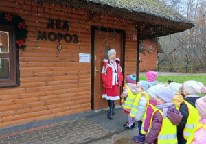 Dzieci korzystają z atrakcji na wycieczce do Kołacinka.