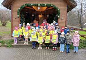 Dzieci korzystają z atrakcji na wycieczce do Kołacinka.