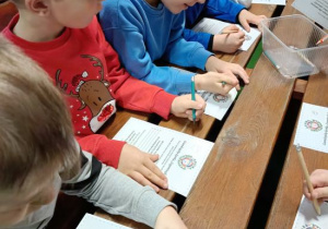 Dzieci korzystają z atrakcji na wycieczce do Kołacinka.