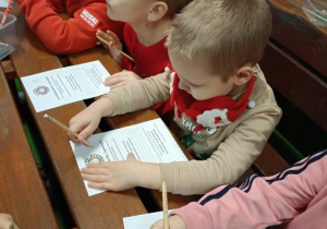 Dzieci korzystają z atrakcji na wycieczce do Kołacinka.