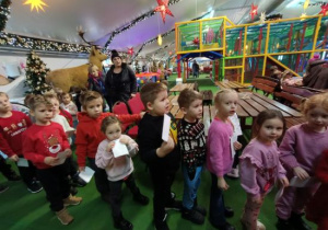 Dzieci korzystają z atrakcji na wycieczce do Kołacinka.