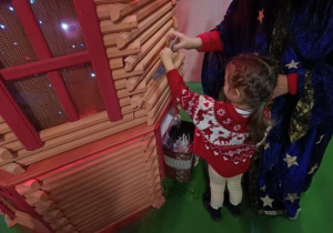 Dzieci korzystają z atrakcji na wycieczce do Kołacinka.