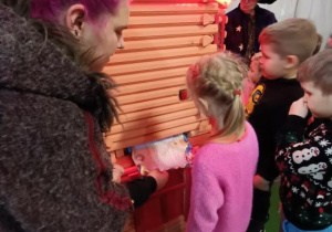 Dzieci korzystają z atrakcji na wycieczce do Kołacinka.