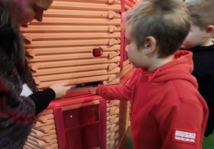 Dzieci korzystają z atrakcji na wycieczce do Kołacinka.