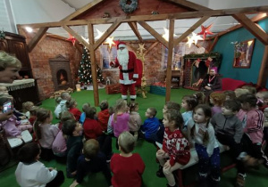 Dzieci korzystają z atrakcji na wycieczce do Kołacinka.