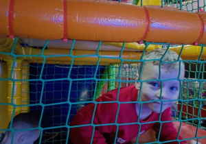 Dzieci korzystają z atrakcji na wycieczce do Kołacinka.