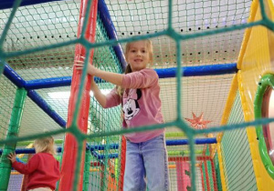 Dzieci korzystają z atrakcji na wycieczce do Kołacinka.