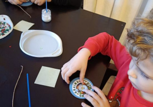 Dzieci korzystają z atrakcji na wycieczce do Kołacinka.