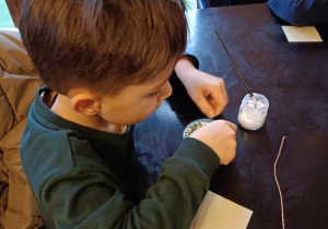 Dzieci korzystają z atrakcji na wycieczce do Kołacinka.