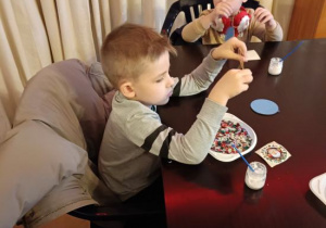 Dzieci korzystają z atrakcji na wycieczce do Kołacinka.