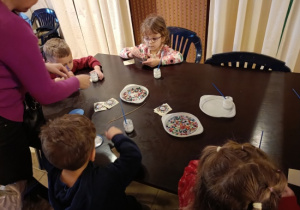 Dzieci korzystają z atrakcji na wycieczce do Kołacinka.