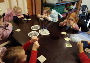 Dzieci korzystają z atrakcji na wycieczce do Kołacinka.