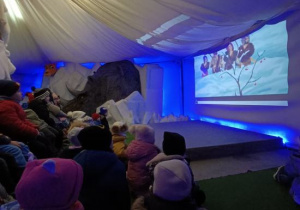 Dzieci korzystają z atrakcji na wycieczce do Kołacinka.