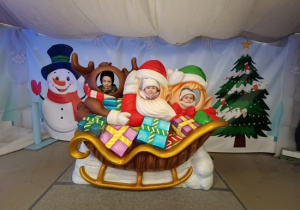 Dzieci korzystają z atrakcji na wycieczce do Kołacinka.