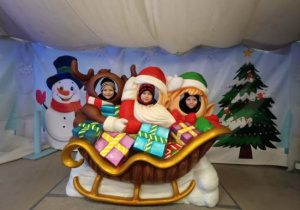 Dzieci korzystają z atrakcji na wycieczce do Kołacinka.