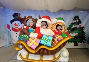 Dzieci korzystają z atrakcji na wycieczce do Kołacinka.