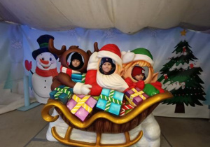 Dzieci korzystają z atrakcji na wycieczce do Kołacinka.