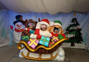 Dzieci korzystają z atrakcji na wycieczce do Kołacinka.