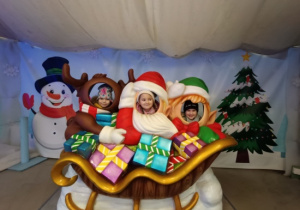 Dzieci korzystają z atrakcji na wycieczce do Kołacinka.