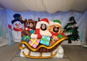 Dzieci korzystają z atrakcji na wycieczce do Kołacinka.