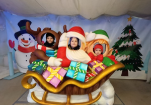 Dzieci korzystają z atrakcji na wycieczce do Kołacinka.