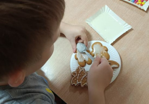 Dekorowanie pierniczków.