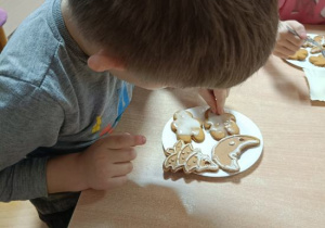 Dekorowanie pierniczków.