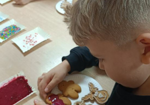 Dekorowanie pierniczków.