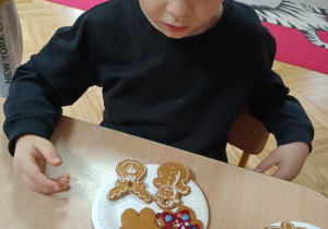 Dekorowanie pierniczków.