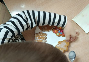 Dekorowanie pierniczków.