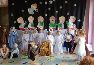 Dzieci występują podczas Jasełek.
