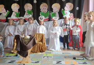 Dzieci występują podczas Jasełek.