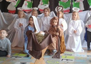 Dzieci występują podczas Jasełek.