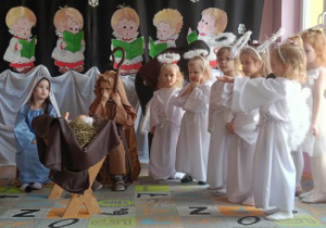 Dzieci występują podczas Jasełek.