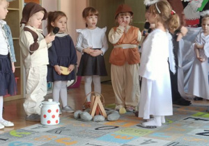 Dzieci występują podczas Jasełek.