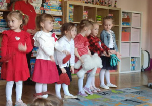 Dzieci występują podczas Jasełek.