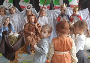 Dzieci występują podczas Jasełek.