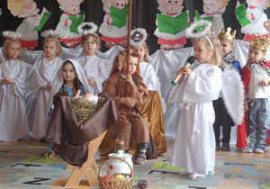 Dzieci występują podczas Jasełek.