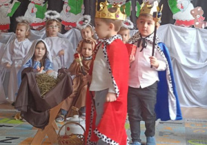 Dzieci występują podczas Jasełek.