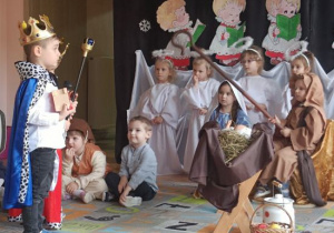 Dzieci występują podczas Jasełek.