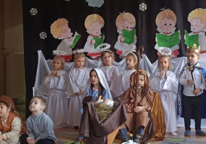 Dzieci występują podczas Jasełek.
