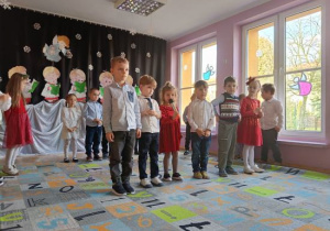 Dzieci występują podczas Jasełek.